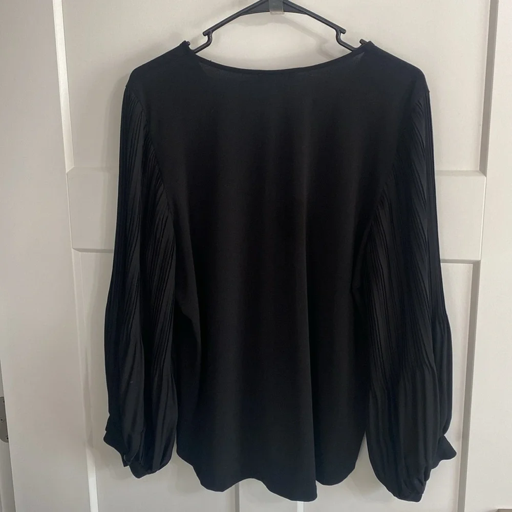 Adrianna Papell black v-neck blouse/top with long pleated sleeves. Women's L - Picture 3 of 13